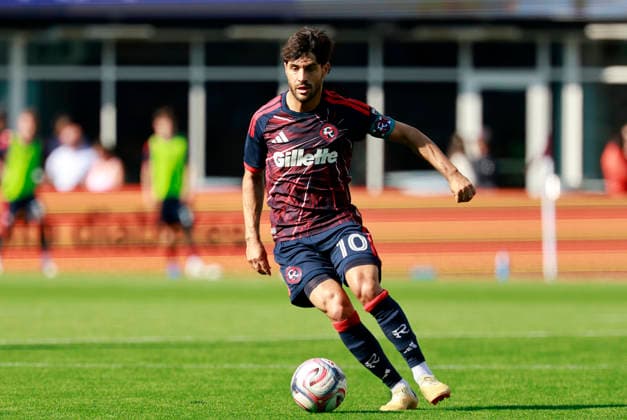 FOXBOROUGH, MA - AUGUST 08: Carles Gil 10 of the New England Revolution carries ht ball up field during a match between the New England Revolution and Houston Dynamo FC on August 8, 2026, at Gillette Stadium in Foxborough, Massachusetts. (Photo by Fred Kfoury III Icon Sportswire) SOCCER: AUG 08 MLS, Fussball Herren, USA New England Revolution vs Houston Dynamo FC EDITORIAL USE ONLY Icon482260808003