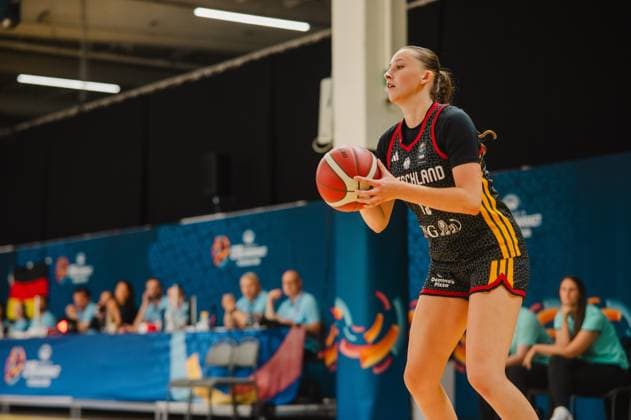 RECORD DATE NOT STATED Mia Wiegand ( 13; Deutschland) hält den Basketball beidhändig und visiert den Korb an. Im Hintergrund sind Zuschauer und Werbebanden der Kistamässan in Stockholm sichtbar. Mia Wiegand ( 13; Deutschland) mit Ball in Wurfvorbereitung *** Mia Wiegand, 13, from Germany, holds the basketball with both hands and aims for the basket. Spectators and advertising banners at the Kistamässan in Stockholm are visible in the background. Mia Wiegand, 13, from Germany, with the ball, preparing to shoot Copyright: xJoelxKruehlerx
