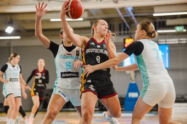 RECORD DATE NOT STATED Darina Zraychenko ( 8; Deutschland) kämpft sich zwischen zwei Spielerinnen von Slovenija durch und versucht den Ball zu kontrollieren. Im Hintergrund sind weitere Spielerinnen beider Teams auf dem Parkett der Kistamässan in Stockholm zu sehen. Darina Zraychenko ( 8; Deutschland) im Zweikampf gegen Slovenija *** Darina Zraychenko 8 of Germany fights her way through two players from Slovenia and tries to control the ball. In the background, more players from both teams can be seen on the court at Kistamässan in Stockholm. Darina Zraychenko 8 of Germany in a one-on-one battle against Slovenia Copyright: xJoelxKruehlerx