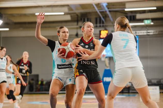 RECORD DATE NOT STATED Darina Zraychenko kämpft mit dem Ball in der Hand gegen zwei Spielerinnen von Slovenija, darunter Nika Ocvirk ( 7; Slovenija) von rechts. Die Szene zeigt intensiven Körperkontakt im Spielaufbau beim FIBA-Turnier in der Kistamässan, Stockholm. Darina Zraychenko ( 8; Deutschland) im Zweikampf gegen Slovenija *** Darina Zraychenko battles with the ball in her hand against two players from Slovenia, including Nika Ocvirk (No. 7, Slovenia) coming from the right. The scene shows intense physical contact during a build-up play at the FIBA tournament at Kistamässan, Stockholm. Darina Zraychenko (No. 8, Germany) in a one-on-one battle against Slovenia Copyright: xJoelxKruehlerx