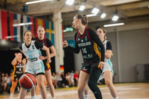 RECORD DATE NOT STATED Lilli Schultze ( 16; Deutschland) treibt den Ball voran und behauptet sich gegen die Abwehr von Slovenija. Lara Gierlich ( 12; Deutschland) und eine Slovenija-Spielerin mit 8 sind im Hintergrund zu sehen. Lilli Schultze ( 16; Deutschland) im Spielzug gegen Slovenija *** Lilli Schultze (16), Germany, drives the ball forward and holds her ground against Slovenia s defense. Lara Gierlich (12), Germany, and a Slovenian player wearing number 8 can be seen in the background. Lilli Schultze (16), Germany, in action against Slovenia. Copyright: xJoelxKruehlerx