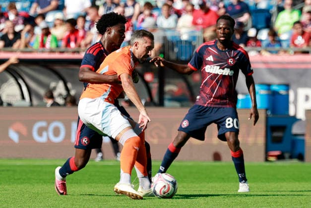 FOXBOROUGH, MA - AUGUST 08: Brooklyn Raines 21 of the New England Revolution clamps down on Hector Herrera 16 of the Houston Dynamo FC during a match between the New England Revolution and Houston Dynamo FC on August 8, 2026, at Gillette Stadium in Foxborough, Massachusetts. (Photo by Fred Kfoury III Icon Sportswire) SOCCER: AUG 08 MLS, Fussball Herren, USA New England Revolution vs Houston Dynamo FC EDITORIAL USE ONLY Icon482260808007