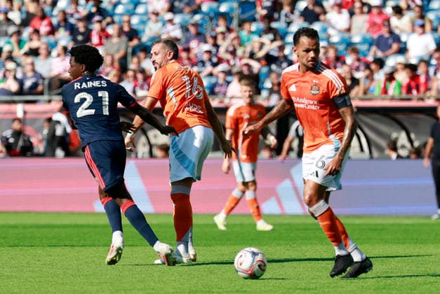 FOXBOROUGH, MA - AUGUST 08: Jose Artur 6 of the Houston Dynamo FC looks for help during a match between the New England Revolution and Houston Dynamo FC on August 8, 2026, at Gillette Stadium in Foxborough, Massachusetts. (Photo by Fred Kfoury III Icon Sportswire) SOCCER: AUG 08 MLS, Fussball Herren, USA New England Revolution vs Houston Dynamo FC EDITORIAL USE ONLY Icon482260808008