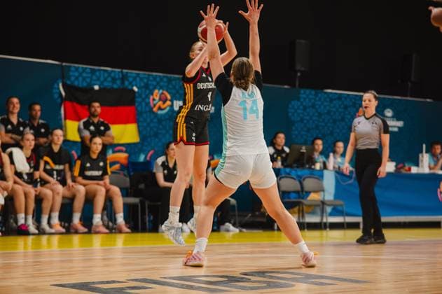 RECORD DATE NOT STATED Laura Knaup ( 4; Deutschland) geht mit dem Ball hoch zum Wurf, während Varja Bernot ( 14; Slovenija) den Block versucht. Im Hintergrund ist die deutsche Teambank mit Spielerinnen und Betreuern zu sehen. Laura Knaup ( 4; Deutschland) beim Wurfversuch gegen Varja Bernot ( 14; Slovenija) *** Laura Knaup 4 of Germany jumps up to take a shot while Varja Bernot 14 of Slovenia attempts a block. In the background, the German team bench can be seen with players and coaches. Laura Knaup 4 of Germany attempts a shot against Varja Bernot 14 of Slovenia. Copyright: xJoelxKruehlerx