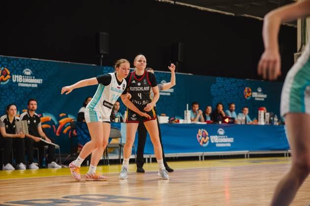 RECORD DATE NOT STATED Laura Knaup ( 4; Deutschland) behauptet sich im Körperkontakt gegen eine Spielerin von Slovenija beim FIBA U18 Women s EuroBasket 2025 in Stockholm. Beide Spielerinnen kämpfen um Position unter dem Korb. Laura Knaup ( 4; Deutschland) im Zweikampf gegen Slovenija *** Laura Knaup 4 of Germany holds her ground against a player from Slovenia during a physical battle at the 2025 FIBA U18 Women’s EuroBasket in Stockholm. Both players are battling for position under the basket. Laura Knaup 4 of Germany in a one-on-one battle against Slovenia. Copyright: xJoelxKruehlerx