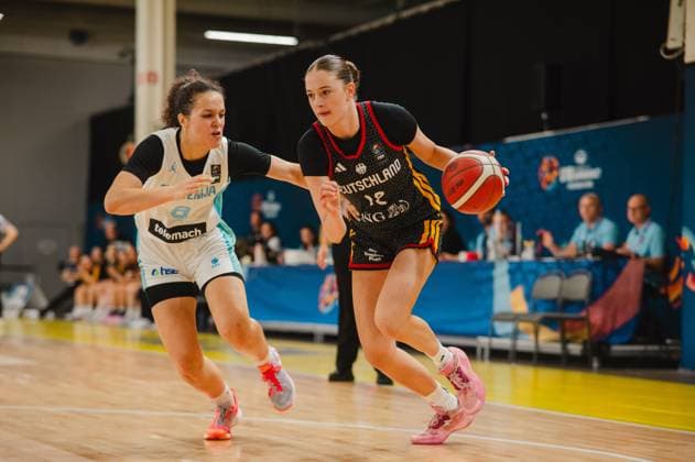 RECORD DATE NOT STATED Lara Gierlich ( 12; Deutschland) treibt den Ball am Baseline-Bereich vorbei an einer Verteidigerin von Slovenija in der Kistamässan in Stockholm. Die Szene zeigt einen direkten Zweikampf mit hoher Dynamik. Lara Gierlich ( 12; Deutschland) dribbelt am Slovenija-Abwehrspieler vorbei *** Lara Gierlich 12 of Germany drives the ball past the baseline, getting past a Slovenian defender at Kistamässan in Stockholm. The scene shows a high-intensity one-on-one matchup. Lara Gierlich 12 of Germany dribbles past a Slovenian defender. Copyright: xJoelxKruehlerx
