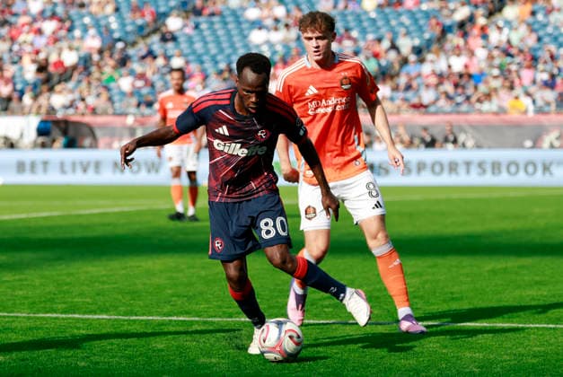 FOXBOROUGH, MA - AUGUST 08: Alhassan Yusuf 80 of the New England Revolution turns from Jack McGlynn 8 of the Houston Dynamo FC during a match between the New England Revolution and Houston Dynamo FC on August 8, 2026, at Gillette Stadium in Foxborough, Massachusetts. (Photo by Fred Kfoury III Icon Sportswire) SOCCER: AUG 08 MLS, Fussball Herren, USA New England Revolution vs Houston Dynamo FC EDITORIAL USE ONLY Icon482260808012