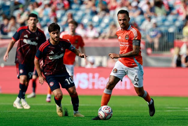 FOXBOROUGH, MA - AUGUST 08: Jose Artur 6 of the Houston Dynamo FC turns from Carles Gil 10 of the New England Revolution during a match between the New England Revolution and Houston Dynamo FC on August 8, 2026, at Gillette Stadium in Foxborough, Massachusetts. (Photo by Fred Kfoury III Icon Sportswire) SOCCER: AUG 08 MLS, Fussball Herren, USA New England Revolution vs Houston Dynamo FC EDITORIAL USE ONLY Icon482260808014