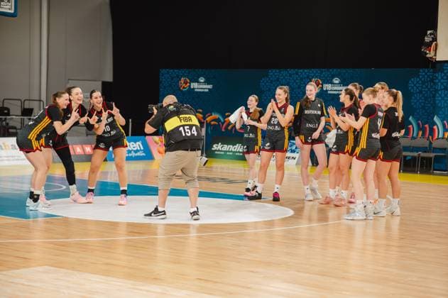 RECORD DATE NOT STATED Die deutsche U18-Nationalmannschaft feiert nach dem Spiel auf dem Parkett der Kistamässan in Stockholm, während ein FIBA-Fotograf die Szene festhält. Frederike Askamp und Mia Wiegand posieren lachend mit ihren Teamkolleginnen. Frederike Askamp ( 14; Deutschland) und Mia Wiegand ( 13; Deutschland) feiern mit dem Team *** The German U18 national team celebrates on the court at Kistamässan in Stockholm after the game, while a FIBA photographer captures the scene. Frederike Askamp and Mia Wiegand pose, laughing, with their teammates. Frederike Askamp (No. 14, Germany) and Mia Wiegand (No. 13, Germany) celebrate with the team. Copyright: xJoelxKruehlerx