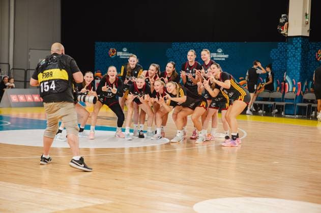 RECORD DATE NOT STATED Das deutsche U18-Damen-Basketball-Team posiert ausgelassen für ein Mannschaftsfoto auf dem Parkett der Kistamässan in Stockholm, darunter Lara Gierlich ( 12; Deutschland), Mia Wiegand ( 13; Deutschland), Darina Zraychenko ( 8; Deutschland) und Frederike Askamp ( 14; Deutschland). Ein FIBA-akkreditierter Fotograf mit Teleobjektiv nimmt die Gruppe von vorne auf. Deutschland U18 mit Lara Gierlich und Mia Wiegand beim Mannschaftsfoto in Stockholm *** The German U18 women s basketball team poses cheerfully for a team photo on the court at Kistamässan in Stockholm, including Lara Gierlich 12 Germany, Mia Wiegand 13 (Germany), Darina Zraychenko 8 (Germany), and Frederike Askamp 14 (Germany). A FIBA-accredited photographer with a telephoto lens captures the group from the front. Germany’s U18 team, featuring Lara Gierlich and Mia Wiegand, during the team photo in Stockholm Copyright: xJoelxKruehlerx