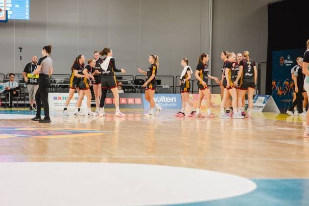 RECORD DATE NOT STATED Die deutschen Spielerinnen, darunter Darina Zraychenko ( 8; Deutschland) und Frederike Askamp ( 14; Deutschland), stehen auf dem Parkett der Kistamässan in Stockholm und begrüßen sich gegenseitig nach dem Spiel. Ein Schiedsrichter begleitet die Szene am Spielfeldrand. Darina Zraychenko ( 8; Deutschland) und Frederike Askamp ( 14; Deutschland) beim Handshake nach dem Spiel *** The German players, including Darina Zraychenko 8 (Germany) and Frederike Askamp 14 (Germany), are on the court at Kistamässan in Stockholm, greeting each other after the game. A referee watches the scene from the sidelines as Darina Zraychenko (No. 8, Germany) and Frederike Askamp (No. 14, Germany) shake hands after the game. Copyright: xJoelxKruehlerx