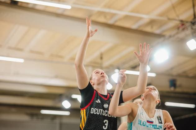 RECORD DATE NOT STATED Greta Metz ( 3; Deutschland) streckt sich beim Korbwurf in die Höhe, eine Spielerin von Slovenija versucht den Block. Die Szene zeigt den intensiven Zweikampf unter dem Korb in der Kistamässan in Stockholm. Greta Metz ( 3; Deutschland) beim Korbwurf gegen Slovenija *** Greta Metz 3 (Germany) leaps for a shot at the basket, while a player from Slovenia attempts to block it. The scene shows the intense battle under the basket at Kistamässan in Stockholm. Greta Metz 3 (Germany) takes a shot against Slovenia. Copyright: xJoelxKruehlerx