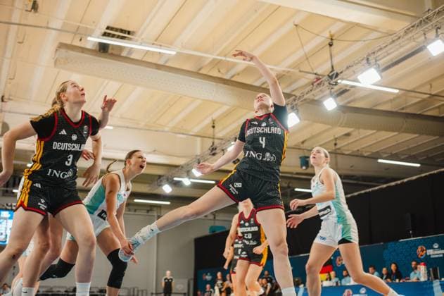 RECORD DATE NOT STATED Laura Knaup ( 4; Deutschland) springt dynamisch zum Korbwurf und streckt den Arm weit aus, während Greta Metz ( 3; Deutschland) im Hintergrund positioniert ist und Spielerinnen Slovenijas den Angriff zu stoppen versuchen. Die Szene findet in der Kistamässan in Stockholm statt. Laura Knaup ( 4; Deutschland) beim Korbwurf gegen Slovenija *** Laura Knaup (No. 4, Germany) makes a dynamic leap toward the basket and stretches her arm out wide, while Greta Metz (No. 3, Germany) is positioned in the background and players from Slovenia try to stop the attack. The scene takes place at Kistamässan in Stockholm. Laura Knaup (No. 4, Germany) shoots for the basket against Slovenia. Copyright: xJoelxKruehlerx