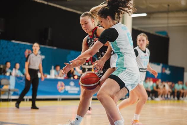 Sport Bilder des Tages #2 RECORD DATE NOT STATED Darina Zraychenko ( 8; Deutschland) kämpft in einem intensiven Zweikampf mit einer Spielerin von Slovenija um den Ball. Im Hintergrund sind eine Schiedsrichterin und weitere Spielerinnen beider Teams zu sehen. Darina Zraychenko ( 8; Deutschland) im Zweikampf um den Ball gegen Slovenija *** Darina Zraychenko 8 of Germany is locked in a fierce battle for the ball with a player from Slovenia. In the background, a female referee and other players from both teams can be seen. Darina Zraychenko 8 of Germany battles for the ball against Slovenia. Copyright: xJoelxKruehlerx