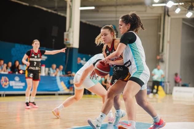 RECORD DATE NOT STATED Darina Zraychenko kämpft im Zentrum des Spielfelds intensiv um den Ballbesitz gegen zwei Spielerinnen Slovenijas. Im Hintergrund ist eine weitere deutsche Spielerin mit der Nummer 7 zu sehen. Darina Zraychenko ( 8; Deutschland) im Zweikampf um den Ball *** Darina Zraychenko is fighting hard for possession in the center of the field against two Slovenian players. In the background, another German player wearing number 7 can be seen. Darina Zraychenko (8, Germany) in a battle for the ball Copyright: xJoelxKruehlerx