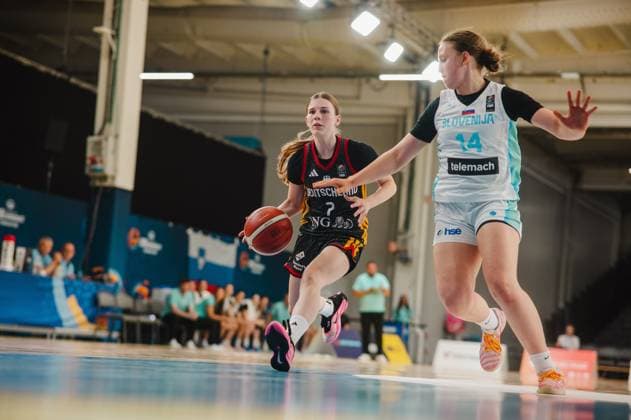 RECORD DATE NOT STATED Emma Steinbicker ( 7; Deutschland) treibt den Ball in einem dynamischen Eins-gegen-eins-Duell an Varja Bernot ( 14; Slovenija) vorbei. Die Szene findet in der Kistamässan in Stockholm statt. Emma Steinbicker ( 7; Deutschland) dribbelt gegen Varja Bernot ( 14; Slovenija) *** Emma Steinbicker (7, Germany) drives past Varja Bernot (14, Slovenia) in a dynamic one-on-one duel. The scene takes place at Kistamässan in Stockholm. Emma Steinbicker (7, Germany) dribbles past Varja Bernot (14, Slovenia). Copyright: xJoelxKruehlerx