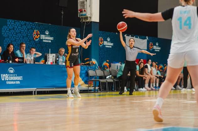 RECORD DATE NOT STATED Darina Zraychenko ( 8; Deutschland) spielt einen Pass, während eine Schiedsrichterin den Ball hochhält und eine Spielerin von Slovenija am rechten Bildrand zu sehen ist. Die Szene findet beim FIBA U18 Women s EuroBasket 2026 in Stockholm statt. Darina Zraychenko ( 8; Deutschland) beim Pass gegen Slovenija *** Darina Zraychenko 8 of Germany makes a pass while a referee holds the ball aloft and a player from Slovenia can be seen on the right edge of the frame. The scene takes place at the 2026 FIBA U18 Women’s EuroBasket in Stockholm. Darina Zraychenko 8 of Germany makes a pass against Slovenia. Copyright: xJoelxKruehlerx