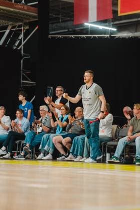 RECORD DATE NOT STATED Ein Fan im Deutschland-Basketball-Trikot steht auf und jubelt ausgelassen, während weitere Zuschauer auf den Seitenlinienstühlen klatschen und mitfiebern. Die Szene spielt sich direkt am Spielfeldrand in der Kistamässan in Stockholm ab. Deutschland-Fan jubelt lautstark beim Handball-Spiel in Stockholm *** A fan wearing a German basketball jersey stands up and cheers wildly, while other spectators in the seats along the sidelines clap and cheer along. The scene takes place right at the edge of the court at Kistamässan in Stockholm. A German fan cheers loudly at the handball game in Stockholm. Copyright: xJoelxKruehlerx