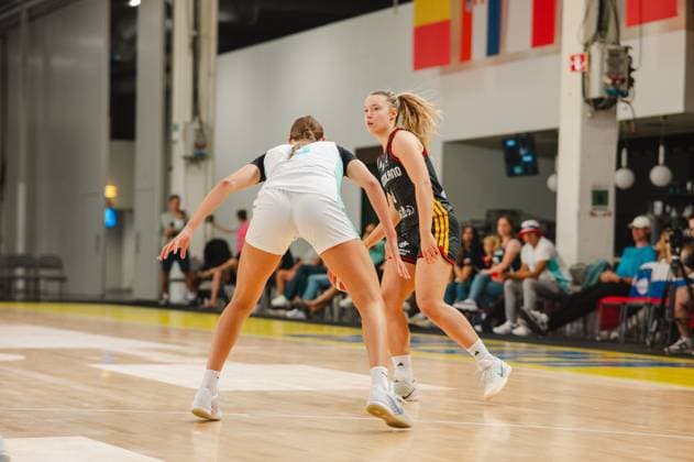 RECORD DATE NOT STATED Darina Zraychenko ( 8; Deutschland) behauptet sich im Eins-gegen-eins gegen eine Spielerin von Slovenija auf dem Parkett der Kistamässan in Stockholm. Beide Spielerinnen befinden sich in tiefer Defensivstellung, im Hintergrund sind Zuschauer und Länderflaggen zu sehen. Darina Zraychenko ( 8; Deutschland) im Zweikampf gegen Slovenija *** Darina Zraychenko 8 (Germany) holds her own in a one-on-one matchup against a player from Slovenia on the court at the Kistamässan in Stockholm. Both players are in deep defensive positions, with spectators and national flags visible in the background. Darina Zraychenko 8 (Germany) in a one-on-one matchup against Slovenia Copyright: xJoelxKruehlerx