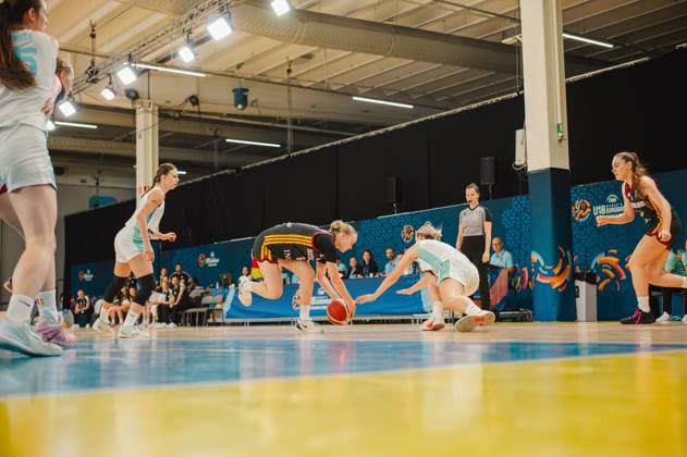 RECORD DATE NOT STATED Eine deutsche Spielerin und eine Spielerin Slovenijas kämpfen in einer intensiven Bodenaktion um den losen Ball auf dem Parkett der Kistamässan in Stockholm. Im Hintergrund beobachten weitere Spielerinnen beider Teams sowie eine Schiedsrichterin die Szene. Zweikampf um den Ball zwischen Deutschland und Slovenija bei der FIBA U18 Women s EuroBasket *** A German player and a Slovenian player battle for a loose ball in an intense ground-level play on the court at Kistamässan in Stockholm. In the background, other players from both teams and a referee watch the action. A battle for the ball between Germany and Slovenia at the FIBA U18 Women’s EuroBasketket Copyright: xJoelxKruehlerx