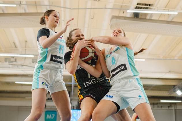 RECORD DATE NOT STATED Eine deutsche Spielerin kämpft mit dem Ball in den Händen gegen zwei Spielerinnen Sloweniens, die von beiden Seiten Druck machen. Die intensive Szene zeigt den physischen Zweikampf beim Basketball-Länderspiel in der Kistamässan in Stockholm. Mia Jancic ( 4; Slovenija) und Nika Hribar ( 11; Slovenija) im Zweikampf um den Ball *** A German player, with the ball in her hands, battles against two Slovenian players, who are applying pressure from both sides. This intense scene illustrates the physical battle during the international basketball game at Kistamässan in Stockholm, with Mia Jancic (4, Slovenia) and Nika Hribar (11, Slovenia) battling for the ball. Copyright: xJoelxKruehlerx