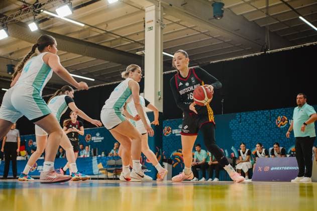 RECORD DATE NOT STATED Lilli Schultze ( 16; Deutschland) treibt den Ball in der Angriffszone und sucht eine Anspielstation, während zwei Spielerinnen von Slovenija die Verteidigung aufbauen. Die Szene findet in der Kistamässan in Stockholm statt. Lilli Schultze ( 16; Deutschland) mit Ball im Angriff gegen Slovenija *** Lilli Schultze, No. 16, of Germany drives the ball into the attacking zone and looks for a passing option, while two players from Slovenia set up their defense. The scene takes place at Kistamässan in Stockholm. Lilli Schultze, No. 16, of Germany, with the ball on offense against Slovenia. Copyright: xJoelxKruehlerx