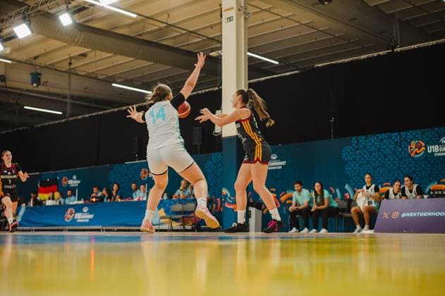 RECORD DATE NOT STATED Frederike Askamp ( 14; Slovenija) springt mit erhobenen Armen zum Block gegen eine Spielerin von Deutschland, die den Ball in Empfang nimmt. Im Hintergrund ist eine weitere Deutschland-Spielerin mit 7 zu sehen. Frederike Askamp ( 14; Slovenija) im Zweikampf gegen Deutschland *** Frederike Askamp, No. 14, Slovenia, jumps with her arms raised to block a German player who is receiving the ball. In the background, another German player, No. 7, can be seen. Frederike Askamp, No. 14, Slovenia, in a one-on-one battle against Germany Copyright: xJoelxKruehlerx