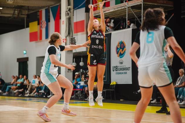 RECORD DATE NOT STATED Darina Zraychenko ( 8; Deutschland) zieht beim FIBA U18 Women s EuroBasket 2025 in Stockholm zum Sprungwurf hoch, während eine Spielerin von Slovenija den Arm hebt. Im Hintergrund ist das Turnierbanner in der Kistamässan gut sichtbar. Darina Zraychenko ( 8; Deutschland) beim Sprungwurf gegen Slovenija *** Darina Zraychenko 8 of Germany goes up for a jump shot at the 2025 FIBA U18 Women’s EuroBasket in Stockholm, while a player from Slovenia raises her arm. In the background, the tournament banner at Kistamässan is clearly visible. Darina Zraychenko 8 of Germany takes a jump shot against Slovenia Copyright: xJoelxKruehlerx