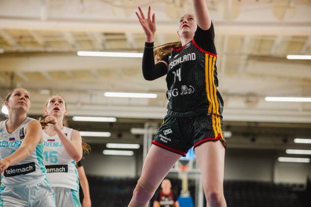 RECORD DATE NOT STATED Frederike Askamp ( 14; Deutschland) zieht zum Korbleger hoch, während zwei Spielerinnen von Slovenija den Abschluss beobachten. Die Szene entstand in der Kistamässan in Stockholm. Frederike Askamp ( 14; Deutschland) beim Korbwurf gegen Slovenija *** Frederike Askamp, No. 14, Germany, drives to the basket for a layup while two players from Slovenia watch the shot. The scene took place at Kistamässan in Stockholm. Frederike Askamp, No. 14, Germany, shooting a layup against Slovenia Copyright: xJoelxKruehlerx