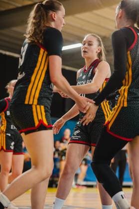 RECORD DATE NOT STATED Mehrere Spielerinnen des deutschen Nationalteams kämpfen um den Ball in einer engen Zweikampfsituation. Die Szene zeigt intensiven Körperkontakt in der Kistamässan in Stockholm. Deutschland-Spielerinnen im Zweikampf beim Basketball-Match in Stockholm *** Several players from the German national team battle for the ball in a tight one-on-one situation. The scene shows intense physical contact at Kistamässan in Stockholm. German players in a one-on-one battle during a basketball game in Stockholm Copyright: xJoelxKruehlerx