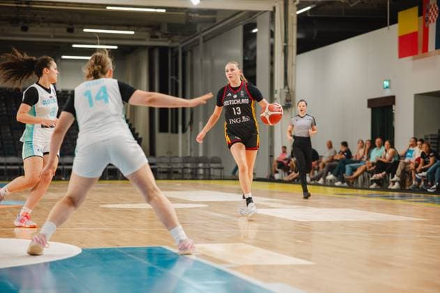 RECORD DATE NOT STATED Mia Wiegand ( 13; Deutschland) dribbelt mit dem Ball in Richtung der Abwehrspielerinnen von Slovenija. Im Hintergrund verfolgt eine Schiedsrichterin das Spielgeschehen auf dem Parkett der Kistamässan in Stockholm. Mia Wiegand ( 13; Deutschland) mit Ball gegen Slovenija *** Mia Wiegand, No. 13, of Germany dribbles the ball toward the Slovenian defenders. In the background, a female referee watches the action on the court at Kistamässan in Stockholm. Mia Wiegand, No. 13, of Germany, with the ball against Slovenia Copyright: xJoelxKruehlerx