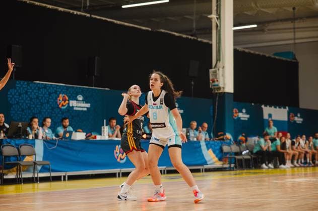 RECORD DATE NOT STATED Ela Modric ( 8; Slovenija) und eine Spielerin Deutschlands kämpfen um Position unter dem Korb beim U18 Women s Eurobasket in Stockholm. Beide Spielerinnen blicken nach oben, während im Hintergrund die Teambank und Zuschauer zu sehen sind. Ela Modric ( 8; Slovenija) im Zweikampf gegen Deutschland beim U18-Eurobasket *** Ela Modric 8 of Slovenia and a German player battle for position under the basket at the U18 Women’s EuroBasket in Stockholm. Both players are looking up, while the team bench and spectators can be seen in the background. Ela Modric 8 of Slovenia in a one-on-one battle against Germany at the U18 EuroBasket Copyright: xJoelxKruehlerx