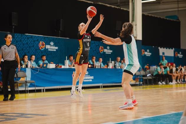 RECORD DATE NOT STATED Noemi Schonauer ( 6; Deutschland) zieht beim U18 Women s EuroBasket in Stockholm zum Sprungwurf hoch, während eine Gegenspielerin von Slovenija die Arme streckt. Eine Schiedsrichterin beobachtet die Szene von der Seitenlinie. Noemi Schonauer ( 6; Deutschland) beim Sprungwurf gegen Slovenija *** Noemi Schonauer 6 of Germany goes up for a jump shot at the U18 Women’s EuroBasket in Stockholm, while an opponent from Slovenia stretches out her arms. A referee watches the play from the sideline. Noemi Schonauer 6 of Germany takes a jump shot against Slovenia Copyright: xJoelxKruehlerx