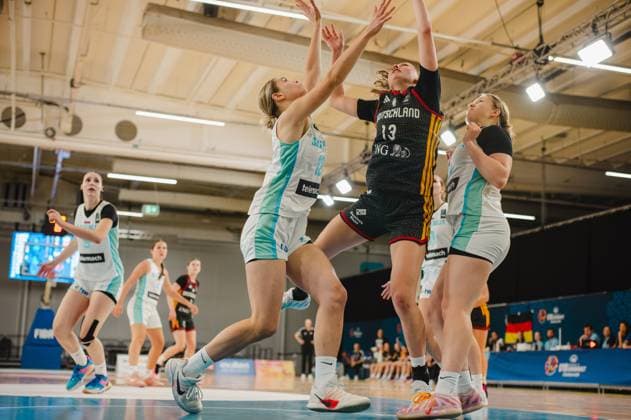 RECORD DATE NOT STATED Mia Wiegand ( 13; Deutschland) zieht unter starkem Druck zweier Spielerinnen von Slovenija zum Korb und streckt sich zum Abschluss. Die Szene zeigt den intensiven Zweikampf in der Kistamässan in Stockholm. Mia Wiegand ( 13; Deutschland) im Zweikampf gegen Slovenija *** Mia Wiegand 13 of Germany drives to the basket under heavy pressure from two Slovenian players and reaches up to take the shot. The scene captures the intense battle at Kistamässan in Stockholm. Mia Wiegand 13 of Germany in a one-on-one battle against Slovenia Copyright: xJoelxKruehlerx