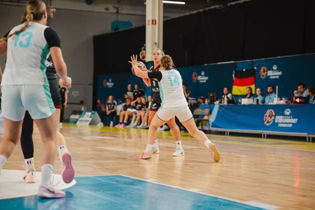 RECORD DATE NOT STATED Darina Zraychenko ( 8; Deutschland) behauptet den Ball gegen eine Verteidigerin von Slovenija ( 14; Varja Bernot) in der Kistamässan in Stockholm. Im Hintergrund ist die deutsche Flagge sowie die FIBA U18 Women s EuroBasket-Werbebande zu sehen. Darina Zraychenko ( 8; Deutschland) im Zweikampf gegen Slovenija *** Darina Zraychenko (8), Germany, holds off a Slovenian defender (14), Varja Bernot, at the Kistamässan in Stockholm. In the background, the German flag and the FIBA U18 Women’s EuroBasket promotional banner are visible. Darina Zraychenko (8), Germany, in a one-on-one matchupagainst Slovenia Copyright: xJoelxKruehlerx