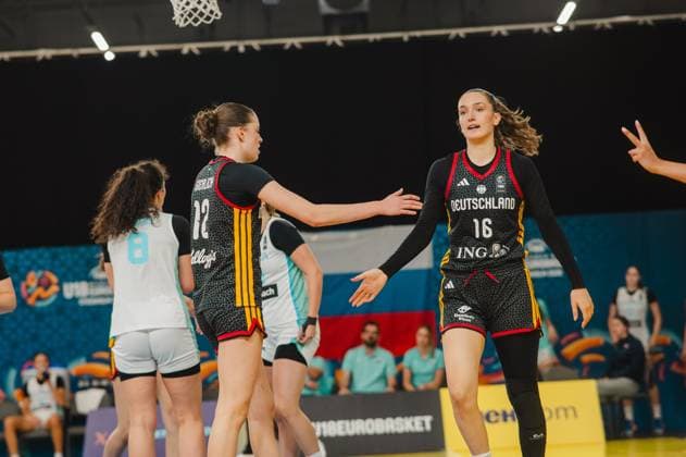 RECORD DATE NOT STATED Lilli Schultze ( 16; Deutschland) und Lara Gierlich ( 12; Deutschland) interagieren während des Spiels in der Kistamässan in Stockholm. Im Hintergrund sind Spielerinnen von Slovenija zu sehen. Lilli Schultze ( 16) und Lara Gierlich ( 12; Deutschland) im Spielmoment *** Lilli Schultze, 16, of Germany, and Lara Gierlich, 12, of Germany, interact during the game at Kistamässan in Stockholm. Players from Slovenia can be seen in the background. Lilli Schultze, 16, and Lara Gierlich, 12, of Germany, in action during the game Copyright: xJoelxKruehlerx