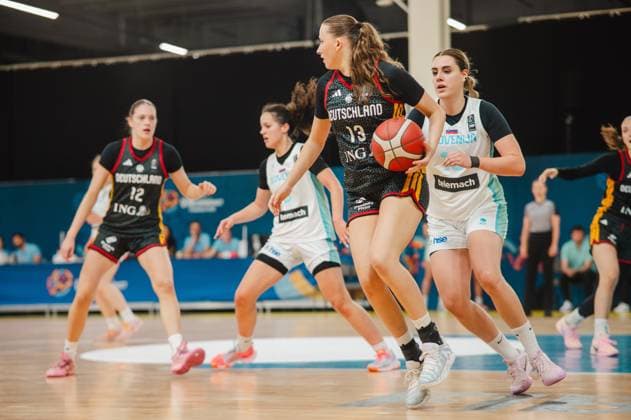 RECORD DATE NOT STATED Mia Wiegand ( 13; Deutschland) treibt den Ball in der Angriffsaktion voran, während eine Spielerin von Slovenija sie eng bewacht. Im Hintergrund steht Lara Gierlich ( 12; Deutschland) in Bereitschaft. Mia Wiegand ( 13; Deutschland) im Angriff gegen Slovenija *** Mia Wiegand (13, Germany) drives the ball forward during the attack, while a player from Slovenia marks her closely. In the background, Lara Gierlich (12, Germany) stands ready. Mia Wiegand (13, Germany) on the attack against Slovenia. Copyright: xJoelxKruehlerx