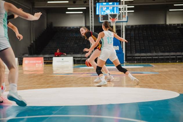 RECORD DATE NOT STATED Frederike Askamp ( 14; Deutschland) treibt den Ball in der Kistamässan in Stockholm und zieht an einer Spielerin von Slovenija ( 10) vorbei. Die Halle ist weitgehend leer, im Hintergrund ist das FIBA-Branding sichtbar. Frederike Askamp ( 14; Deutschland) im Dribbling gegen Slovenija *** Frederike Askamp 14 of Germany drives the ball at Kistamässan in Stockholm and passes an opponent from Slovenia 10. The arena is largely empty; the FIBA branding is visible in the background. Frederike Askamp 14 of Germany dribbles against Slovenia Copyright: xJoelxKruehlerx