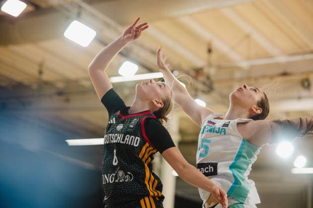 RECORD DATE NOT STATED Noemi Schonauer ( 6; Deutschland) streckt sich beim Wurfversuch in die Höhe, während Anja Mocnik ( 5; Slovenija) den Block versucht. Beide Spielerinnen kämpfen intensiv um den Ball in der Kistamässan in Stockholm. Noemi Schonauer ( 6; Deutschland) im Zweikampf gegen Anja Mocnik ( 5; Slovenija) *** Noemi Schonauer (6, Germany) leaps upward as she attempts a shot, while Anja Mocnik (5, Slovenia) tries to block it. Both players are fighting intensely for the ball at the Kistamässan in Stockholm. Noemi Schonauer (6, Germany) goes head-to-head with Anja Mocnik (5, Slovenia). Copyright: xJoelxKruehlerx