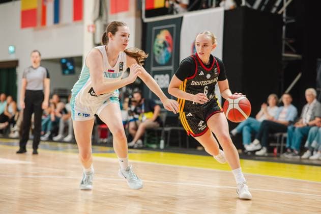 RECORD DATE NOT STATED Noemi Schonauer ( 6; Deutschland) treibt den Ball am Korb vorbei und setzt sich gegen eine Verteidigerin von Slovenija durch. Im Hintergrund ist eine Schiedsrichterin sowie Zuschauer zu sehen. Noemi Schonauer ( 6; Deutschland) im Dribbling gegen Slovenija *** Noemi Schonauer 6 of Germany drives the ball past the basket and beats a Slovenian defender. A referee and spectators can be seen in the background. Noemi Schonauer 6 of Germany dribbles against Slovenia. Copyright: xJoelxKruehlerx