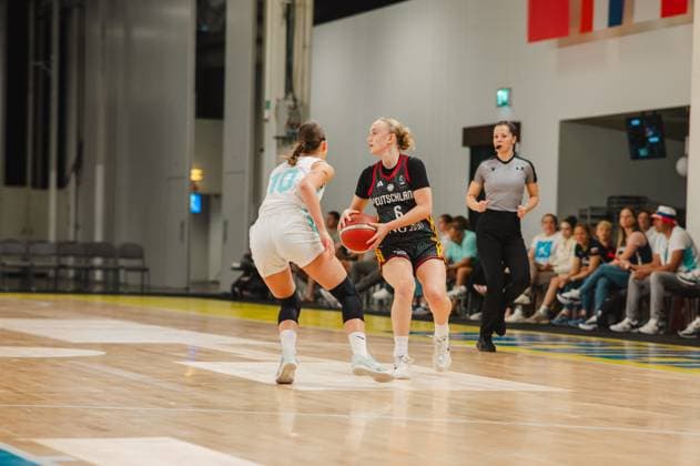 RECORD DATE NOT STATED Noemi Schonauer ( 6; Deutschland) behauptet den Ball im Eins-gegen-Eins gegen Stasa Belc ( 10; Slovenija) in der Kistamässan in Stockholm. Eine Schiedsrichterin beobachtet die Szene aus nächster Nähe. Noemi Schonauer ( 6; Deutschland) im Eins-gegen-Eins gegen Slovenija *** Noemi Schonauer 6 of Germany holds onto the ball in a one-on-one situation against Stasa Belc 10 of Slovenia at the Kistamässan in Stockholm. A referee watches the play up close. Noemi Schonauer 6 of Germany in a one-on-one situation against Slovenia Copyright: xJoelxKruehlerx