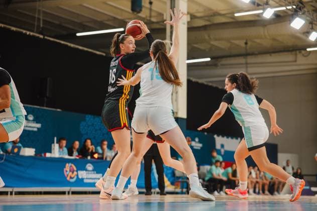RECORD DATE NOT STATED Lilli Schultze ( 16; Deutschland) behauptet den Ball unter Druck zweier Spielerinnen von Slovenija und sucht eine Anspielstation. Die Szene zeigt intensiven Zweikampf beim U18-Turnier in der Kistamässan, Stockholm. Lilli Schultze ( 16; Deutschland) im Angriff gegen Slovenija *** Lilli Schultze, 16, of Germany holds onto the ball under pressure from two players from Slovenia and looks for a teammate to pass to. The scene shows an intense battle for the ball at the U18 tournament at Kistamässan in Stockholm. Lilli Schultze, 16, of Germany on the attack against Slovenia. Copyright: xJoelxKruehlerx