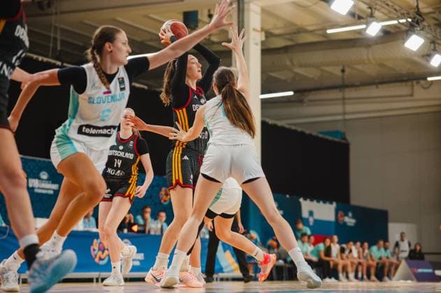 RECORD DATE NOT STATED Frederike Askamp ( 14; Deutschland) kämpft sich mit dem Ball durch die Abwehr Slovenijas und sucht den Abschluss. Zwei Gegenspielerinnen versuchen den Wurf zu blocken, während eine weitere deutsche Spielerin im Hintergrund mitläuft. Frederike Askamp ( 14; Deutschland) im Angriff gegen Slovenija *** Frederike Askamp, No. 14, of Germany drives through Slovenia s defense with the ball and looks to take a shot. Two opposing players try to block the shot, while another German player runs alongside her in the background. Frederike Askamp, No. 14, of Germany on the attack against Slovenia Copyright: xJoelxKruehlerx