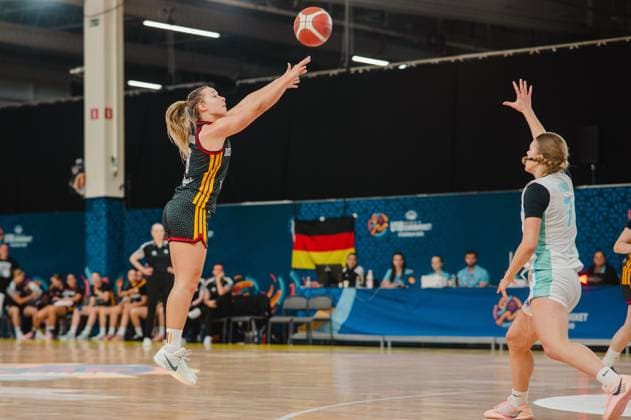 RECORD DATE NOT STATED Darina Zraychenko ( 8; Deutschland) springt ab und wirft den Ball in Richtung Korb, während eine Spielerin von Slovenija die Abwehr versucht. Im Hintergrund ist die deutsche Fahne sowie die Teambank zu sehen. Darina Zraychenko ( 8; Deutschland) beim Sprungwurf gegen Slovenija *** Darina Zraychenko 8 of Germany jumps and shoots the ball toward the basket, while a player from Slovenia tries to defend. In the background, the German flag and the team bench are visible. Darina Zraychenko 8 of Germany takes a jump shot against Slovenia Copyright: xJoelxKruehlerx