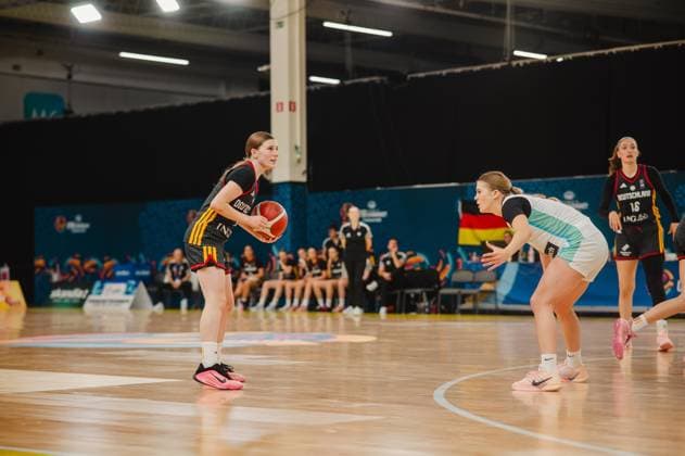 RECORD DATE NOT STATED Eine Spielerin Deutschlands hält den Basketball in Angriffshaltung, während eine Verteidigerin Slovenijas sie eng bewacht. Im Hintergrund ist die deutsche Bank sowie eine weitere Deutschland-Spielerin ( 16) zu sehen. Deutschland-Spielerin mit Ball unter Druck von Slovenija-Verteidigerin *** A German player holds the basketball in an offensive stance while a Slovenian defender guards her closely. In the background, the German bench and another German player (No. 16) can be seen. The German player with the ball is under pressure from a Slovenian defender. Copyright: xJoelxKruehlerx