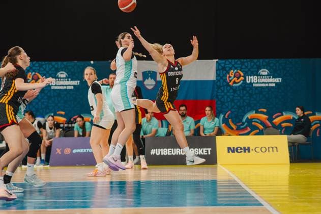 RECORD DATE NOT STATED Darina Zraychenko ( 8; Deutschland) streckt sich im Sprung nach dem Ball, während eine Spielerin Sloweniens ebenfalls hochspringt und den Wurf ausführt. Der Ball ist oben im Bild sichtbar, im Hintergrund ist die slowenische Flagge zu erkennen. Darina Zraychenko ( 8; Deutschland) im Zweikampf um den Ball *** Darina Zraychenko 8 (Germany) reaches for the ball as she jumps, while a Slovenian player also jumps up and takes the shot. The ball is visible at the top of the image, and the Slovenian flag can be seen in the background. Darina Zraychenko 8 (Germany) battles for the ball. Copyright: xJoelxKruehlerx
