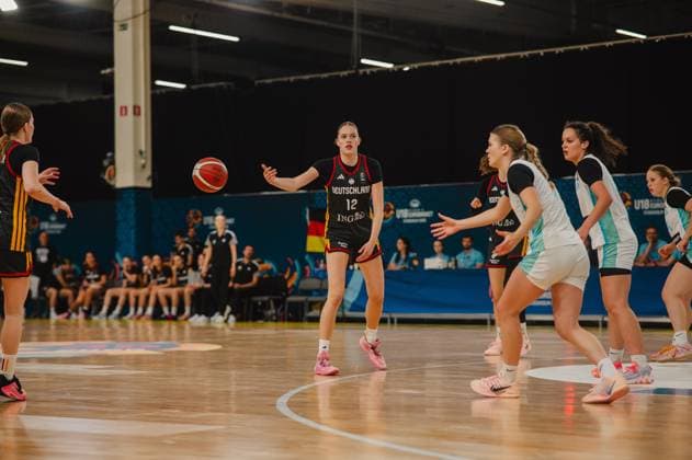 RECORD DATE NOT STATED Lara Gierlich ( 12; Deutschland) spielt einen Pass während der U18-Europameisterschaft in der Kistamässan in Stockholm. Mehrere Spielerinnen beider Teams sind im Hintergrund in Aktion. Lara Gierlich ( 12; Deutschland) beim Pass im U18-EM-Spiel *** Lara Gierlich 12 of Germany makes a pass during the U18 European Championship at Kistamässan in Stockholm. Several players from both teams are in action in the background. Lara Gierlich 12 of Germany makes a pass during the U18 European Championship game. Copyright: xJoelxKruehlerx
