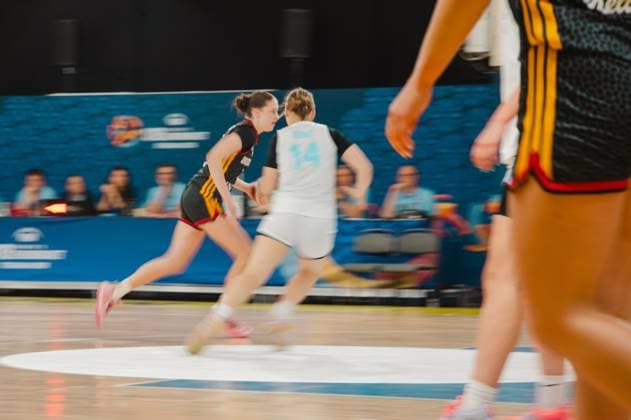 RECORD DATE NOT STATED Lara Gierlich ( 12; Deutschland) setzt sich im Laufduell gegen Varja Bernot ( 14; Slovenija) durch. Im Vordergrund ist ein weiterer Deutschland-Spieler unscharf zu sehen. Lara Gierlich ( 12; Deutschland) im Zweikampf gegen Slovenija *** Lara Gierlich, No. 12, Germany, comes out on top in a footrace against Varja Bernot, No. 14, Slovenia. In the foreground, another German player can be seen out of focus. Lara Gierlich, No. 12, Germany, in a one-on-one battle against Slovenia. Copyright: xJoelxKruehlerx