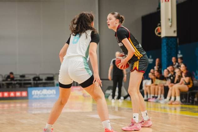 RECORD DATE NOT STATED Lara Gierlich ( 12; Deutschland) hält den Ball und sucht eine Anspielstation, während eine Spielerin von Slovenija sie in der Defensive unter Druck setzt. Im Hintergrund verfolgt die deutsche Bank das Spielgeschehen. Lara Gierlich ( 12; Deutschland) im Ballbesitz gegen Slovenija *** Lara Gierlich, No. 12, Germany, holds onto the ball and looks for a passing option while a Slovenian player pressures her on defense. In the background, the German bench watches the action. Lara Gierlich, No. 12, Germany, in possession against Slovenia Copyright: xJoelxKruehlerx