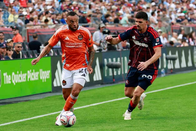FOXBOROUGH, MA - AUGUST 08: Guilherme Santos 20 of the Houston Dynamo FC chased by Dor Turgeman 99 of the New England Revolution during a match between the New England Revolution and Houston Dynamo FC on August 8, 2026, at Gillette Stadium in Foxborough, Massachusetts. (Photo by Fred Kfoury III Icon Sportswire) SOCCER: AUG 08 MLS, Fussball Herren, USA New England Revolution vs Houston Dynamo FC EDITORIAL USE ONLY Icon482260808025